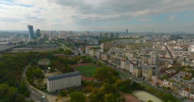 Paris üzerinde uçan bir dronun görüntüsü. Dünyanın en popüler şehrinin şehir manzarası. Ufuk çizgisinde evler ve gökdelenler var. Bir İHA 'dan sinematik çekim. Yüksek kalite 4k