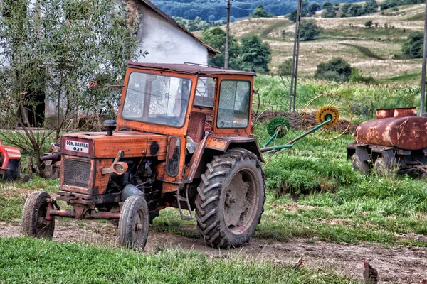 Старый ржавый трактор — стоковое фото