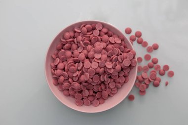Ruby Chocolate doğal olarak rengini alan pembe bir çikolatadır. Meyvemsi tadı ile tanınmış siyah, süt ve beyaz çikolatalara harika bir alternatif..