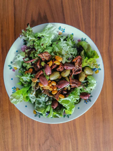 Gemischter Salat Mit Getrockneten Tomaten Erdnüssen Romain Und Oliven — Stockfoto