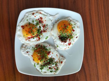 Acılı yumurta ve soğan.