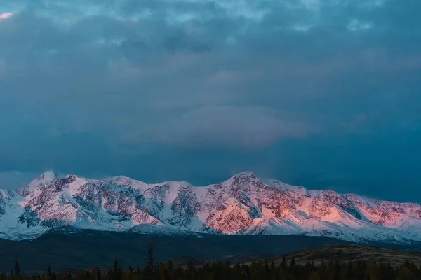 Altai Gün Batımında Kuzey Chuisky Sırtı Dağları — Stok fotoğraf