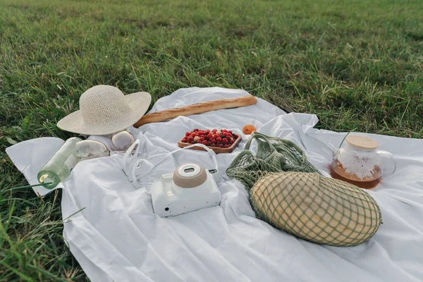 Mantel Con Frutas Comida Para Picnic Sombrero Cámara Cine Medio —  Fotos de Stock