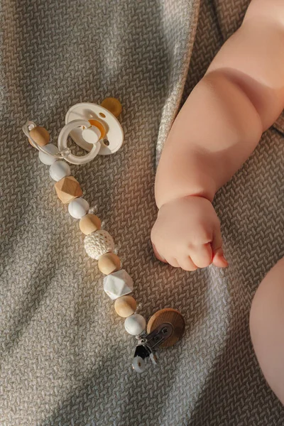 Mano Bebé Acostado Sobre Una Manta Con Chupete Fotos De Stock