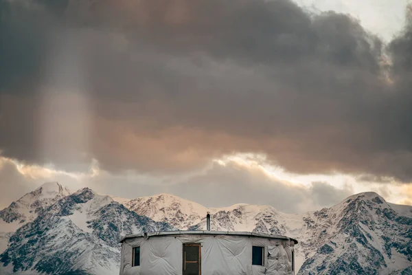 Yurta Redonda Estepa Otoño Sobre Fondo Montañas Nevadas Altai — Foto de Stock