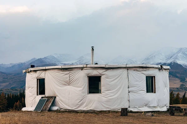 Kulatá Jurta Podzimní Stepi Pozadí Zasněžených Hor Altai — Stock fotografie