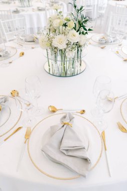 Bir restoranda düğün için hazırlanmış şenlikli bir masa.