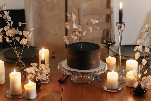 Minimalistische Hochzeitstorte Auf Einem Serviertisch Licht — Stockfoto
