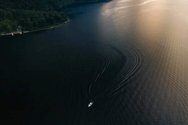 Vista Drone Una Barca Che Galleggia Sul Lago Tramonto — Foto Stock