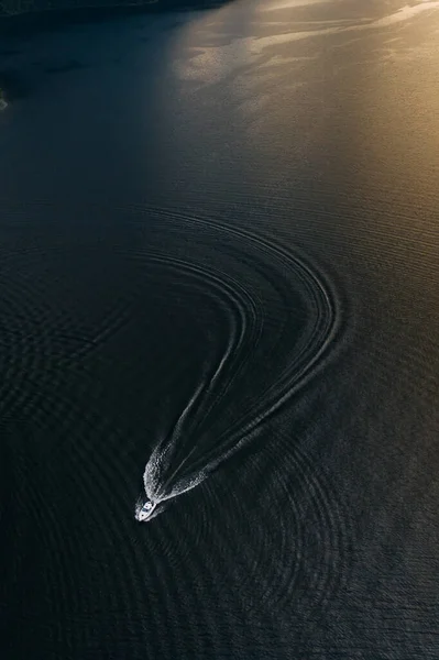 Vista Drone Para Barco Que Flutua Lago Pôr Sol — Fotografia de Stock