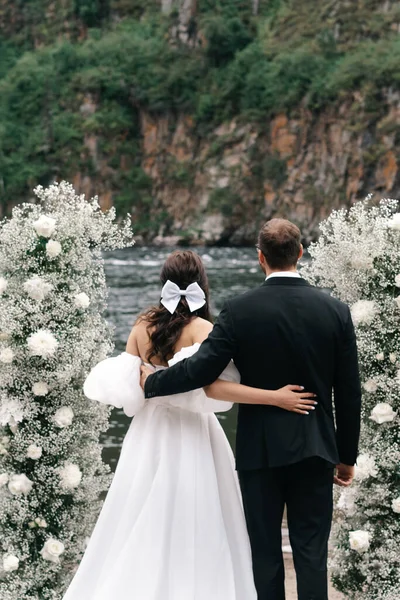 Novia Novio Vestidos Novia Fondo Zona Ceremonia Naturaleza —  Fotos de Stock