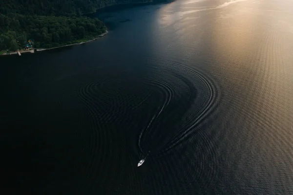 Vista Desde Dron Bote Flotando Lago Atardecer Fotos De Stock Sin Royalties Gratis