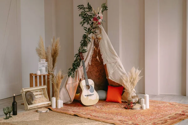 Photozone Forma Tipi Decorado Estilo Boho Com Vegetação — Fotografia de Stock