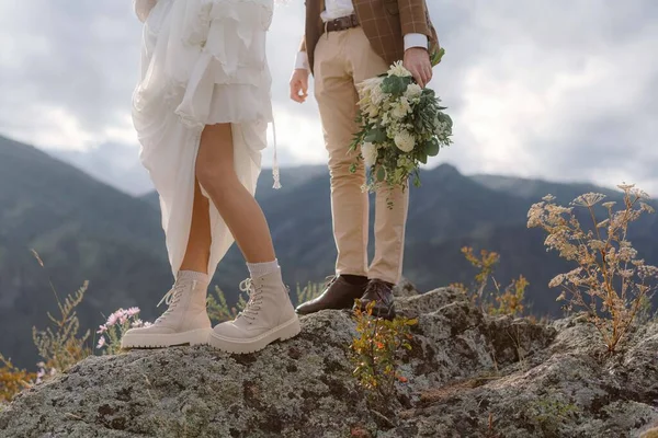 Beine Des Brautpaares Brautkleidern Auf Dem Gipfel Des Berges — Stockfoto