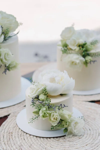 Gâteau Mariage Blanc Décoré Fleurs Blanches Sur Une Table Fixe — Photo
