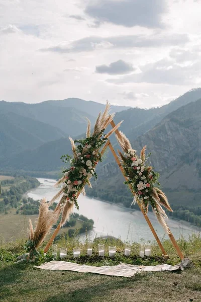 Hochzeitsbogen Form Eines Dreiecks Mit Blumen Bereich Der Zeremonie — Stockfoto