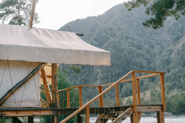 Kempování Velkými Stany Pozadí Hor Altai — Stock fotografie