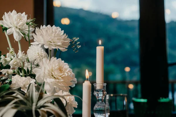 Servierte Hochzeitstafel Mit Blumen Und Kerzen — Stockfoto
