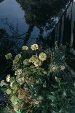 Orman tarzında yosunlu düğün masası servis edildi.