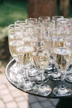 Orman tarzında yosunlu düğün masası servis edildi.