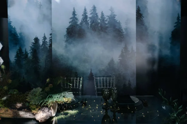 Orman tarzında yosunlu düğün masası servis edildi.