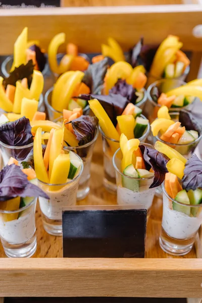 Servis masasında ızgara meyve ve sebze.