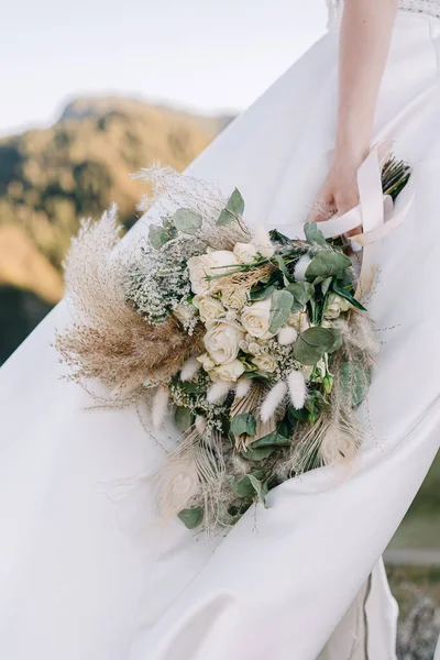 Kırsal bir gelinlik içinde gelin.