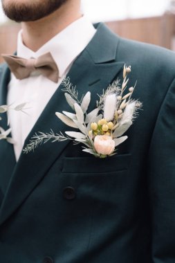 Gelinlik giymiş damadın yaka çiçeği.
