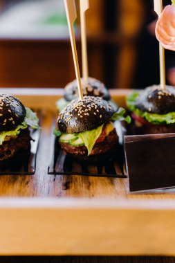 İçinde et olan susamlı ve sebzeli çörekler.