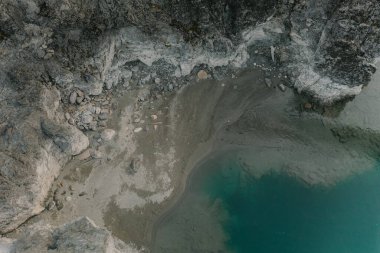 Mavi dağ nehrinin kumlu kıyısı