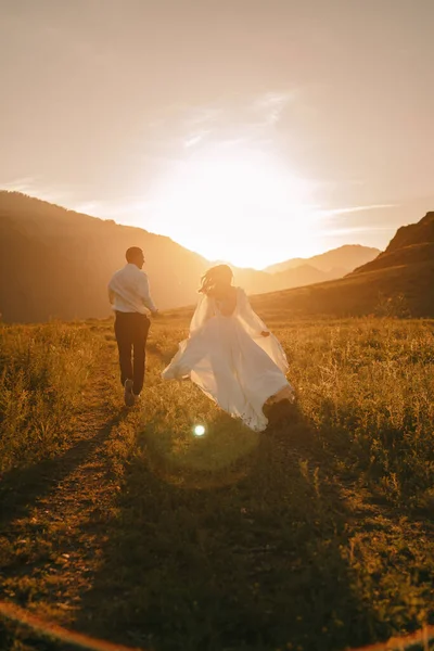 Braut Und Bräutigam Hochzeitsanzug Vor Der Kulisse Der Berge Bei — Stockfoto