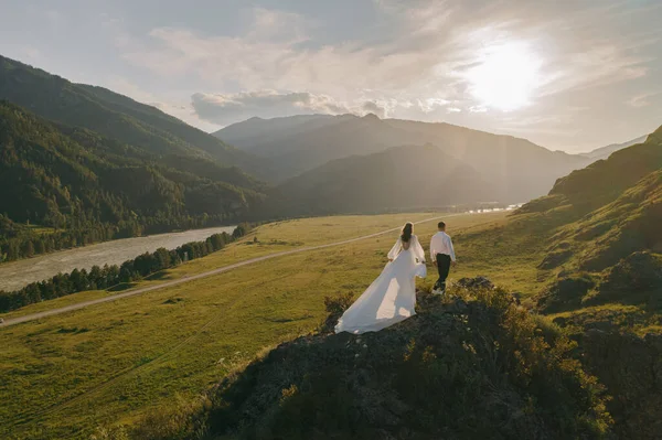 Braut Und Bräutigam Hochzeitsanzug Vor Der Kulisse Der Berge Bei — Stockfoto