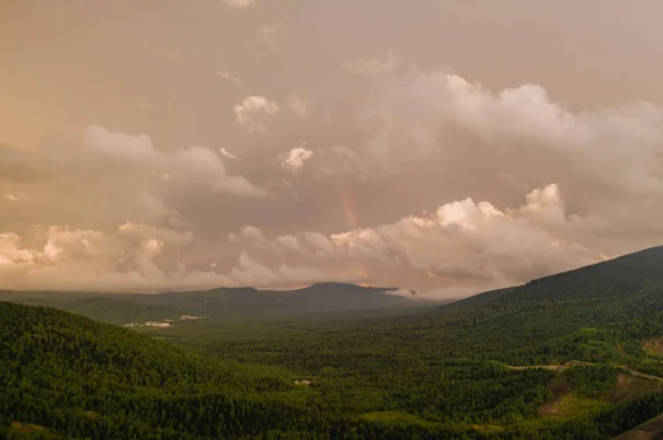 シベリアの山とタイガの上の雷雲 — ストック写真