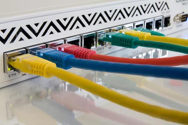 Router con cables conectados — Foto de Stock