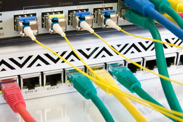 Router och switch med anslutna kablar — Stockfoto