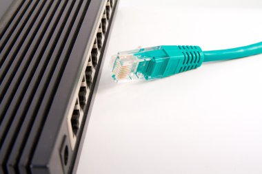 bağlı kabloları ile geçiş