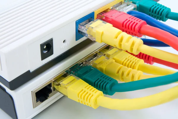 Schakelaar router en kabels — Stockfoto