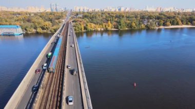 Metroyla köprü. Dnepr Nehri. Kyiv.