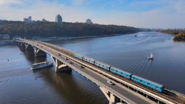 Ukrayna 'daki Kyiv Köprüsü. Metroda. Arabalar