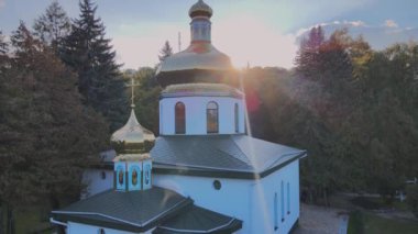 Ormandaki bir vadi. Gün batımı. Güneş ışınları.