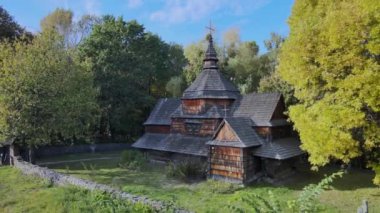 Hava görüntüsü. Eski ahşap kilise. Sonbahar ormanı.