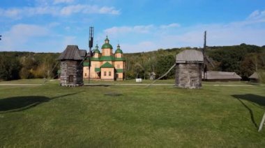 Hava görüntüsü. Eski ahşap kilise. Sonbahar ormanı.