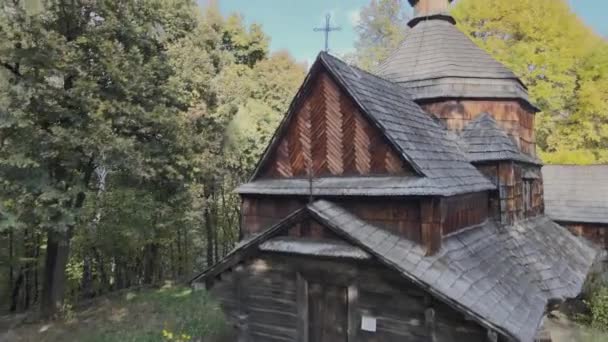 Pemandangan Udara Gereja Kayu Tua Hutan Musim Gugur — Stok Video