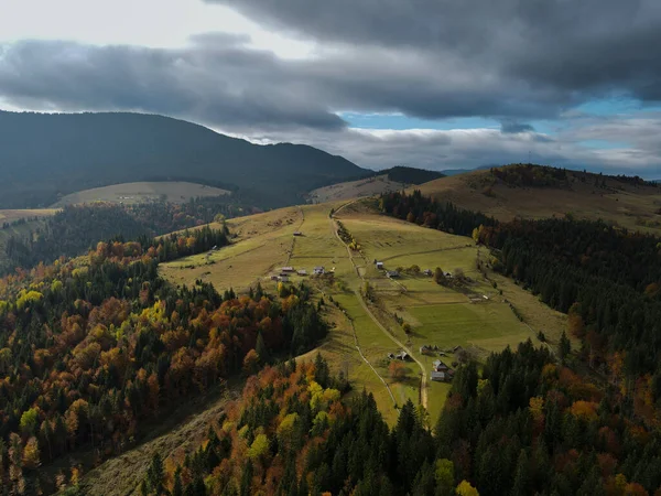Yeşil tepedeki köy. Hava görünümü.
