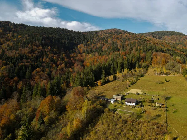 Yeşil yamaç ve mavi gökyüzü. Hava aracı görünümü.