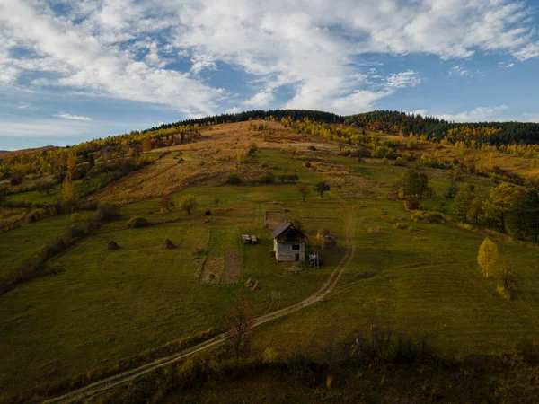 Yeşil tepelerdeki yalnız ev