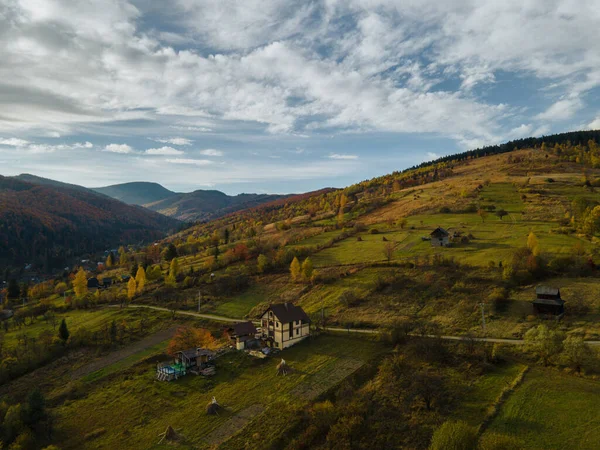 Dağlarda bir ev. Mavi gökyüzü.