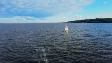 Göldeki beyaz tekne. Üst görünüm.