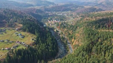 Bir vadideki dağ nehri. Hava görünümü