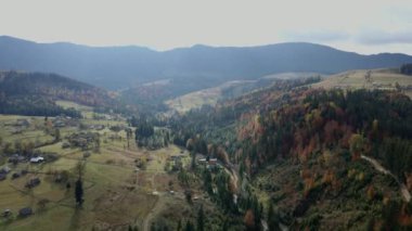 Karpat dağlarında güzel bir köy. Gün doğumu.
